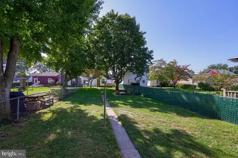 Exterior - 34 E Market St, Lititz, PA 17543 photo 4 of 7