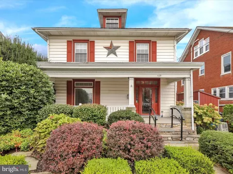 109 W Broad St, New Holland, PA 17557