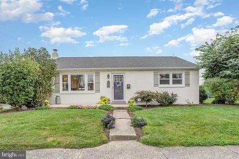 Exterior - 129 Forney Dr, Lititz, PA 17543 photo 2 of 9