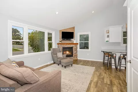 Living - 129 Forney Dr, Lititz, PA 17543 photo 1 of 2