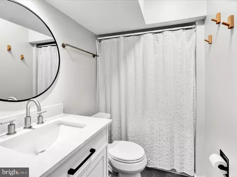 Bath - 117 W Oregon Rd, Lititz, PA 17543 photo 1 of 4
