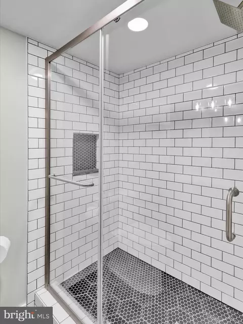 Bath - 117 W Oregon Rd, Lititz, PA 17543 photo 4 of 4