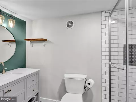 Bath - 117 W Oregon Rd, Lititz, PA 17543 photo 2 of 4