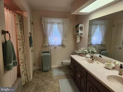 Bath - 1680 Clear Spring Rd, Mount Joy, PA 17552 photo 2 of 5