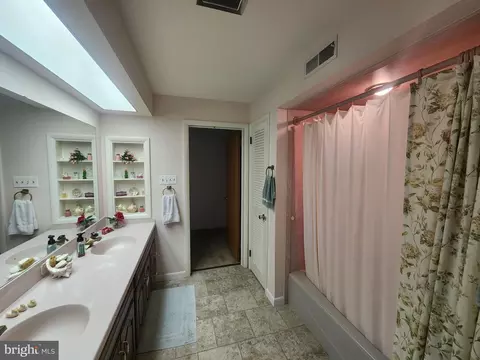 Bath - 1680 Clear Spring Rd, Mount Joy, PA 17552 photo 3 of 5