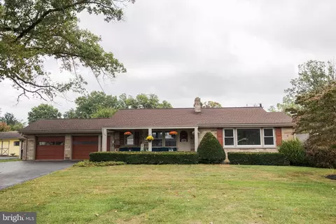 590 E Jackson St, New Holland, PA 17557
