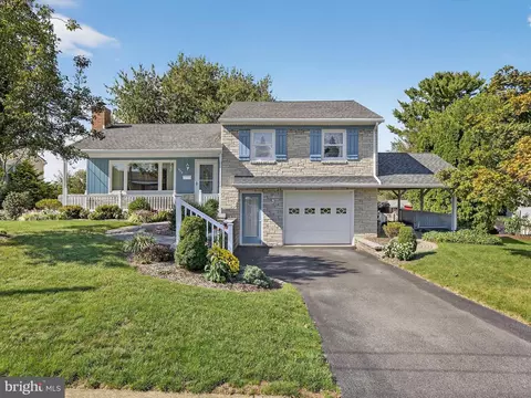 579 W Broad St, New Holland, PA 17557
