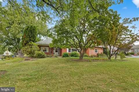 15 Edgemont Rd, Columbia, PA 17512