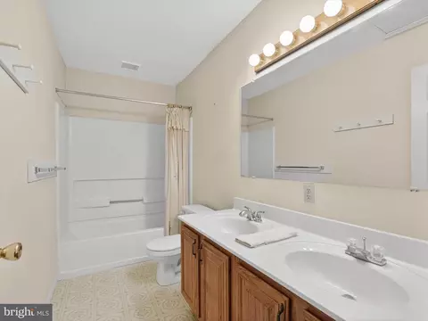 Bath - 427 Crosswinds Dr, Lititz, PA 17543 photo 2 of 2