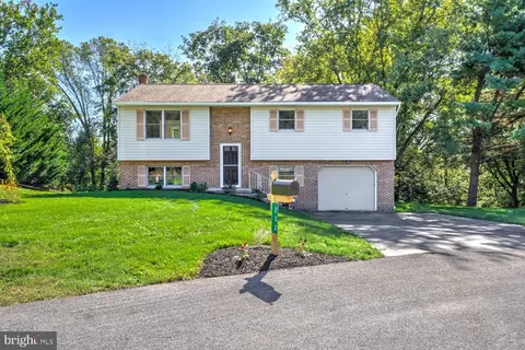 230 Hickory Dr, Lititz, PA 17543 photo 3