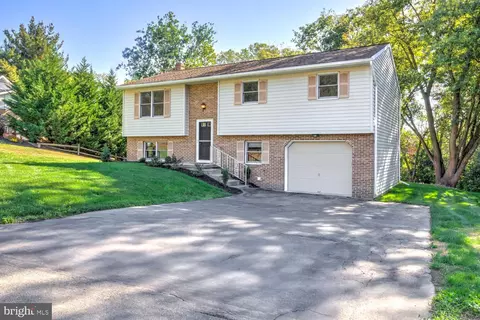 230 Hickory Dr, Lititz, PA 17543 photo 2