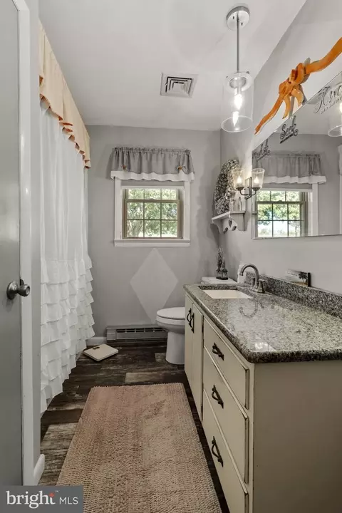 Bath - 671 Snyder Hill Rd, Lititz, PA 17543 photo 2 of 3