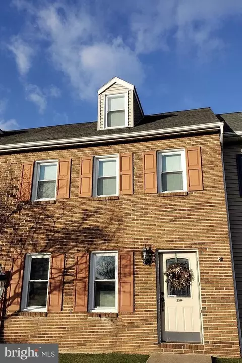 259 Heatherwood Dr, Ephrata, PA 17522