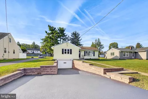 1930 Manor Ridge Dr, Lancaster, PA 17603