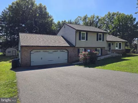 8 Sherri Ln, Lititz, PA 17543 photo 3