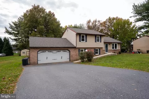 8 Sherri Ln, Lititz, PA 17543 photo 2