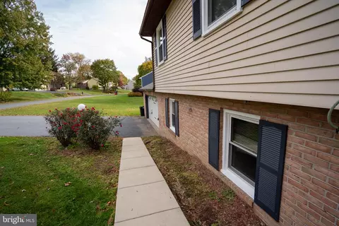 8 Sherri Ln, Lititz, PA 17543 photo 5
