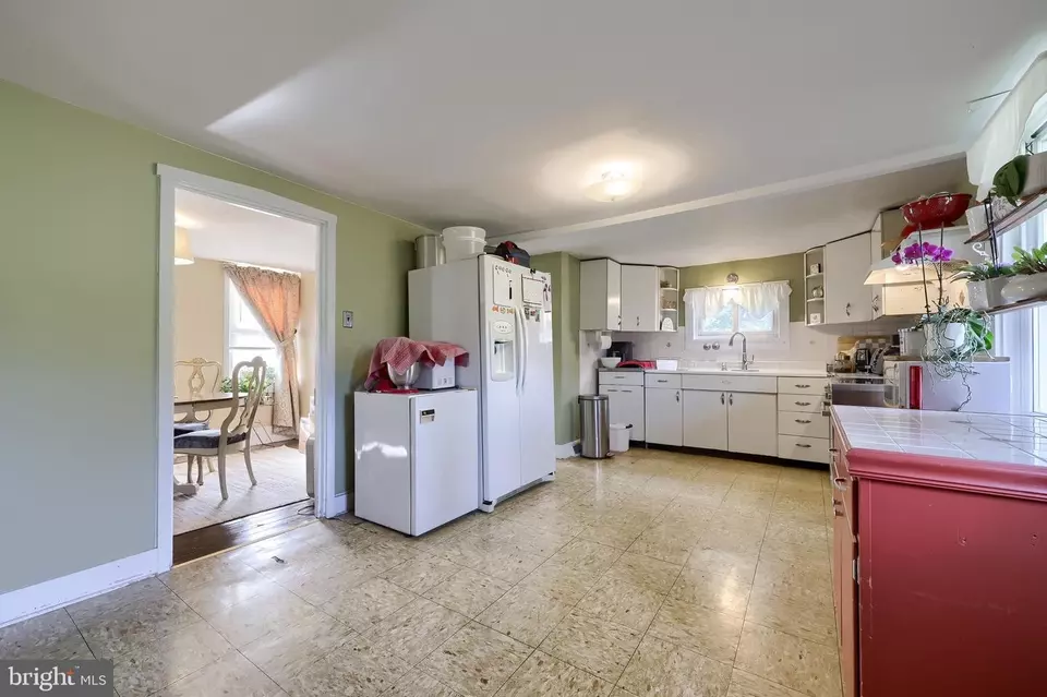 Kitchen - 618 Owl Hill Rd, Lititz, PA 17543 photo 2 of 2