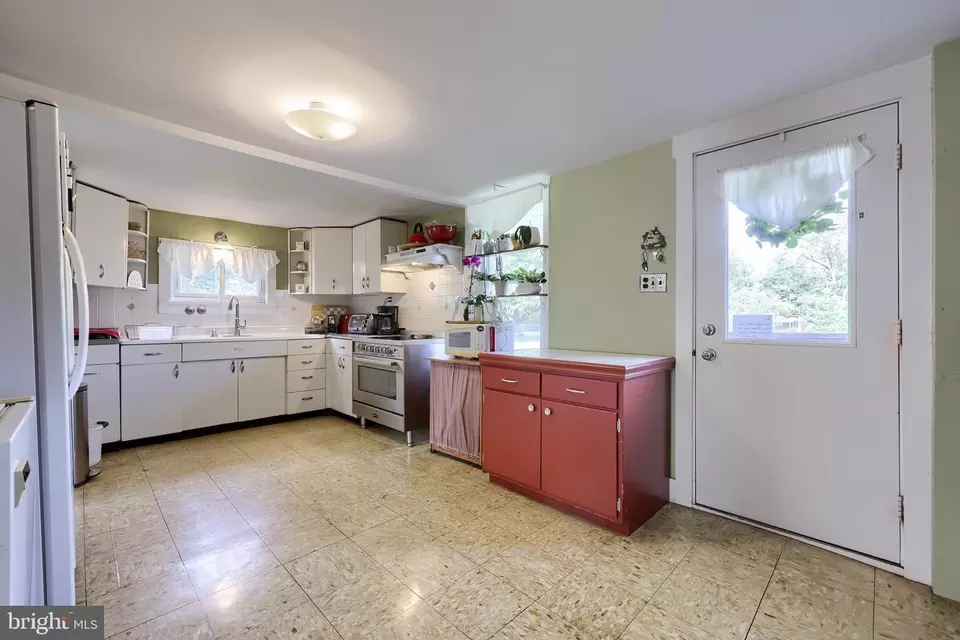 Kitchen - 618 Owl Hill Rd, Lititz, PA 17543 photo 1 of 2