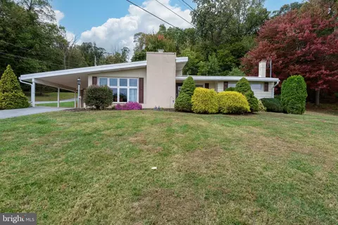 54 Chestnut St, Adamstown, PA 19501