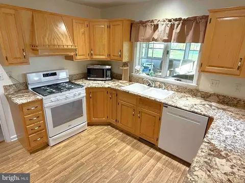 Kitchen - 5 Kurtz Dr, Lititz, PA 17543 photo 2 of 4