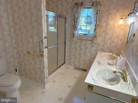 Bath - 5 Kurtz Dr, Lititz, PA 17543 photo 2 of 3