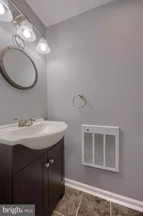 Bath - 113 Winter Hill Rd, Lititz, PA 17543 photo 2 of 2