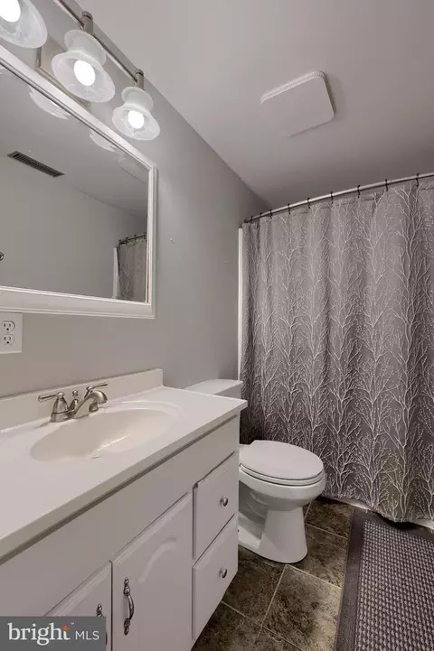 Bath - 113 Winter Hill Rd, Lititz, PA 17543 photo 1 of 2