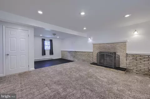 Living - 113 Winter Hill Rd, Lititz, PA 17543 photo 4 of 5