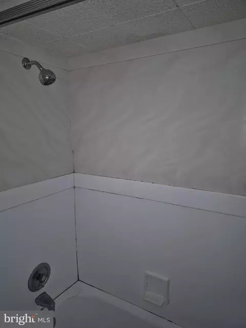 Bath - 75 Wise Ave, Lancaster, PA 17603 photo 2 of 3