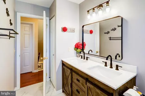Bath - 2 Brookfield Rd, Lititz, PA 17543 photo 5 of 7