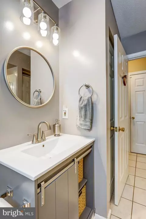 Bath - 2 Brookfield Rd, Lititz, PA 17543 photo 2 of 7
