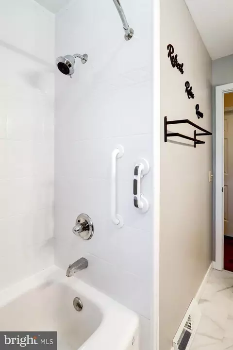 Bath - 2 Brookfield Rd, Lititz, PA 17543 photo 7 of 7