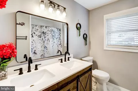 Bath - 2 Brookfield Rd, Lititz, PA 17543 photo 4 of 7