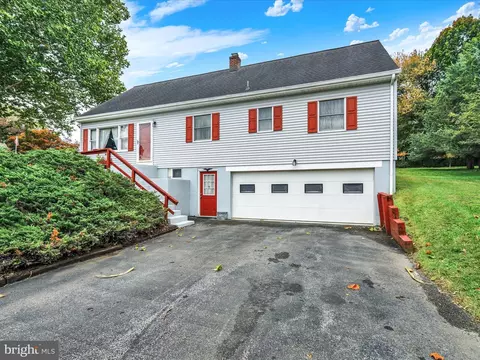 2 Bunny Ln, Willow Street, PA 17584