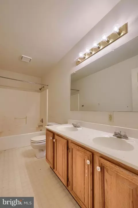 Bath - 28 Brookview Dr, Lititz, PA 17543 photo 2 of 2