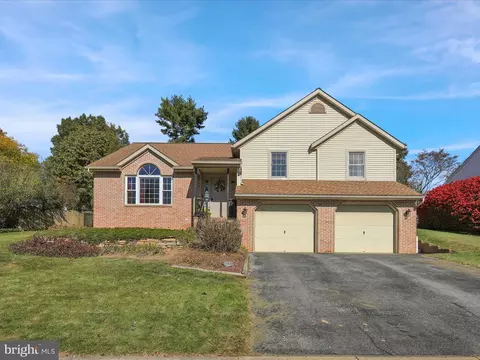 106 Westview Dr, Akron, PA 17501