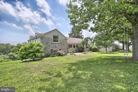 260 Blossom Hill Dr, Lancaster, PA 17601