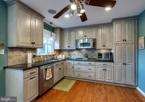 Kitchen - 411 Danbury Dr, Lititz, PA 17543 photo 2 of 4