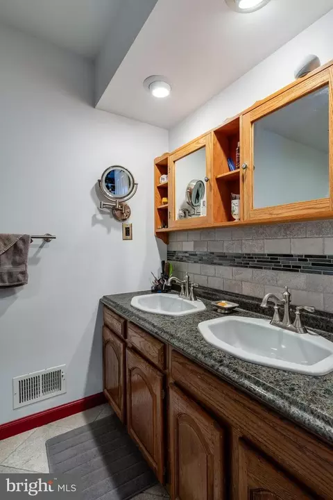 Bath - 411 Danbury Dr, Lititz, PA 17543 photo 2 of 4