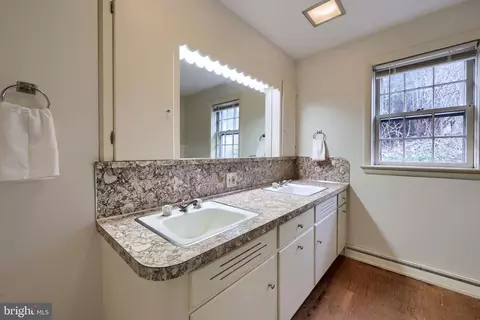 Bath - 550 Speedwell Forge Rd, Lititz, PA 17543 photo 2 of 5