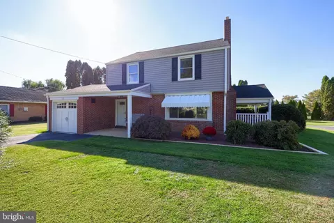 8 Nolt Ave, Willow Street, PA 17584