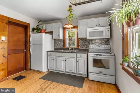 Kitchen - 507 W Brubaker Valley Rd, Lititz, PA 17543 photo 1 of 2