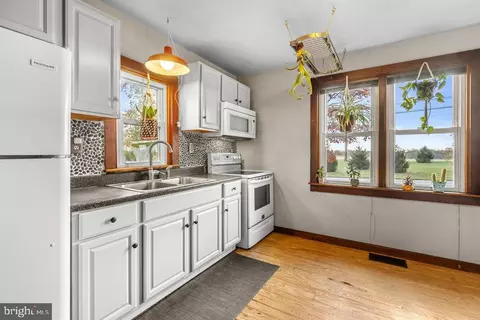 Kitchen - 507 W Brubaker Valley Rd, Lititz, PA 17543 photo 2 of 2