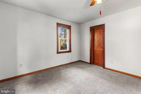 Bedroom - 507 W Brubaker Valley Rd, Lititz, PA 17543 photo 2 of 3