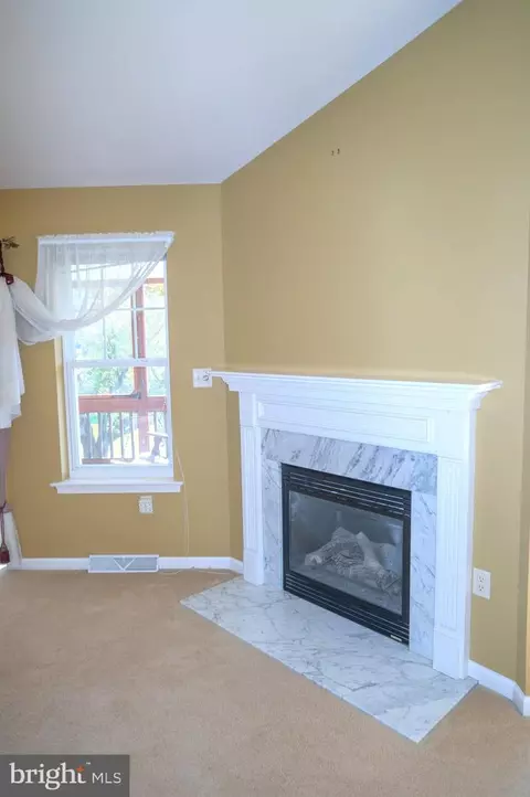 Living - 1221 Brighton Ave, Lititz, PA 17543 photo 4 of 10