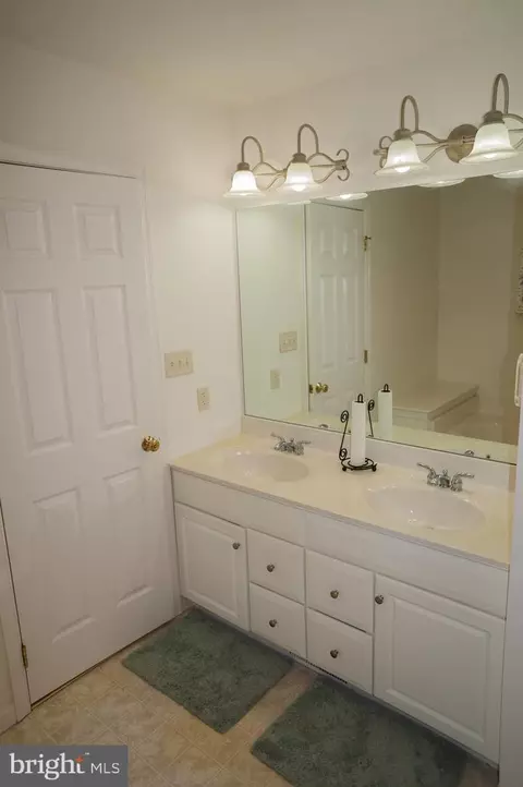 Bath - 1221 Brighton Ave, Lititz, PA 17543 photo 3 of 6