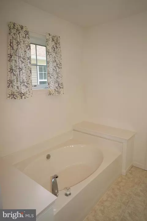 Bath - 1221 Brighton Ave, Lititz, PA 17543 photo 2 of 6