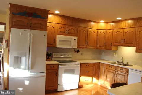 Kitchen - 668 Snyder Hill Rd, Lititz, PA 17543 photo 3 of 4