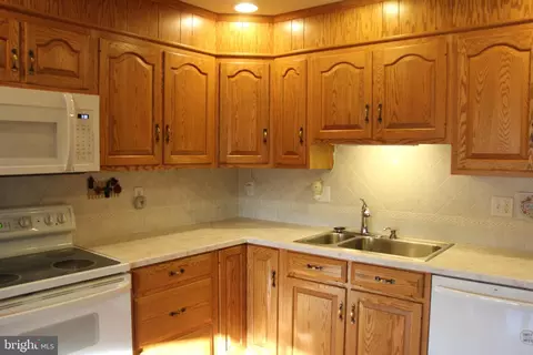 Kitchen - 668 Snyder Hill Rd, Lititz, PA 17543 photo 2 of 4
